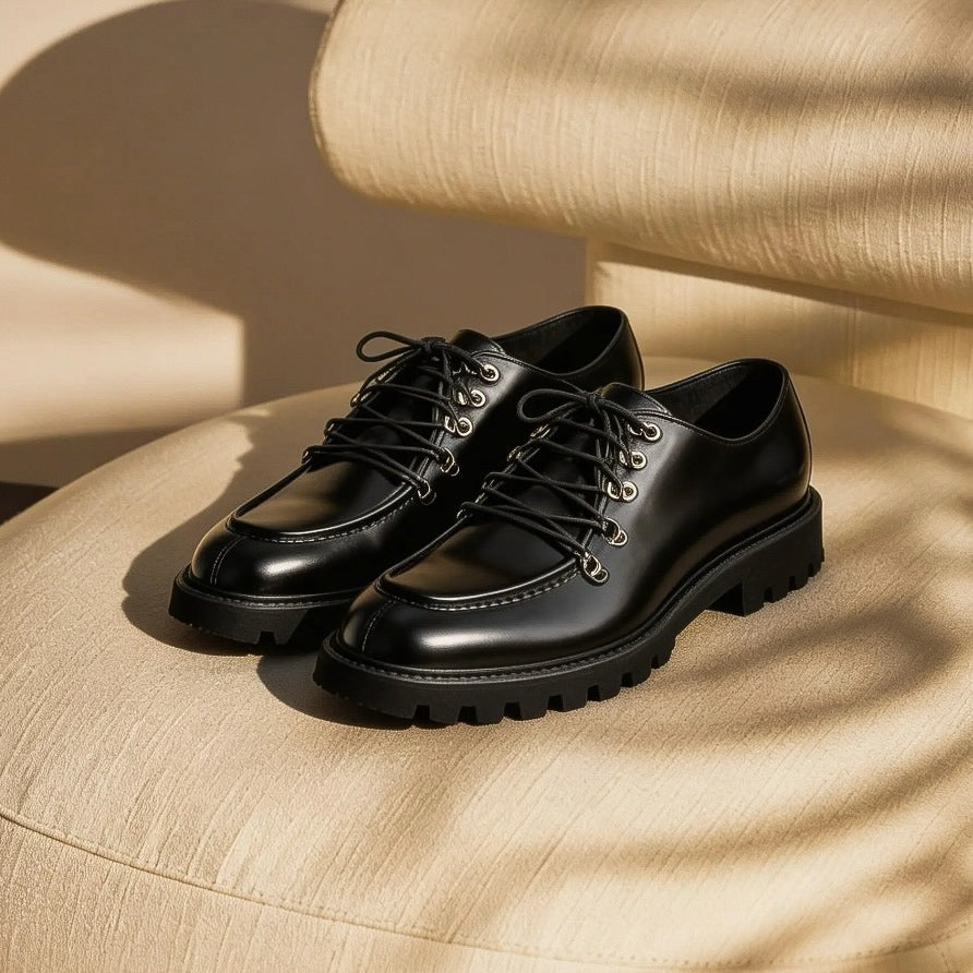 Lancio Shoes - Paraboot uomo in pelle di vitello semilucido
Robustezza e raffinatezza si incontrano nel nostro Paraboot in pelle di vitello semilucido , impreziosita da accessori passalacci in canna di fucile metal free .