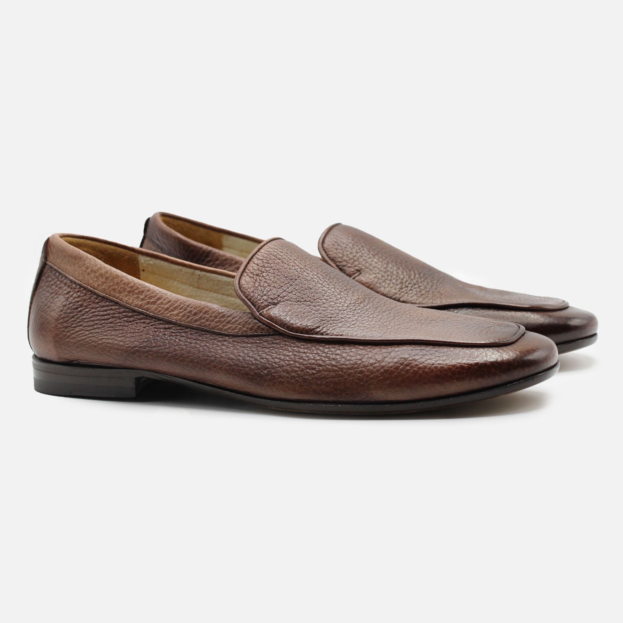 Pelle di cervo: caratteristiche e vantaggi per scarpe da uomo artigianali