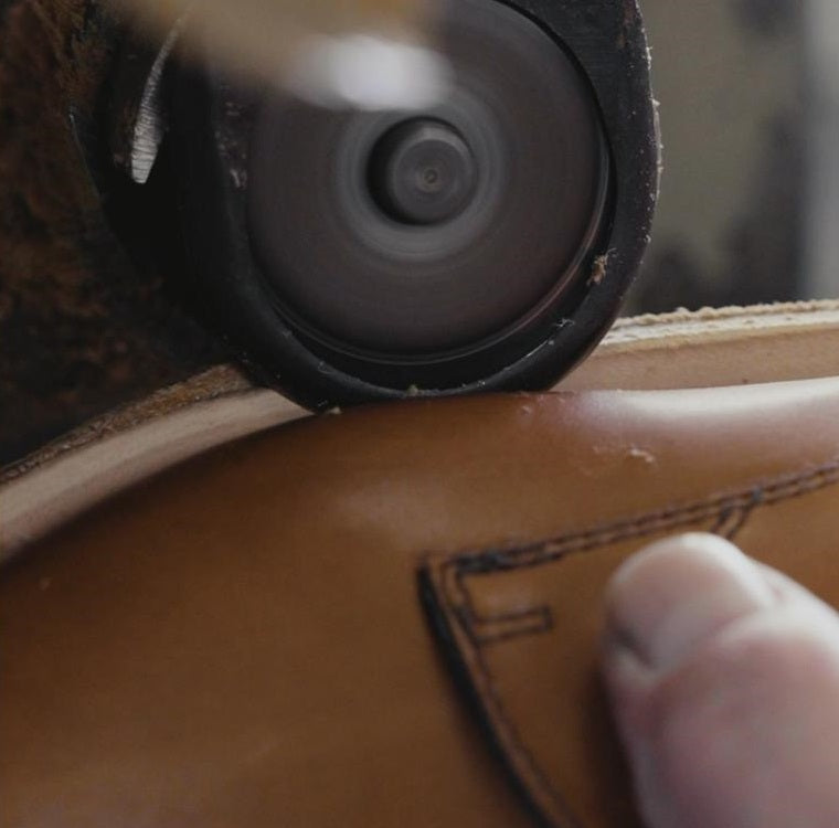 Quanto dura una scarpa artigianale? La verità sulla differenza tra scarpe fatte a mano e scarpe industriali