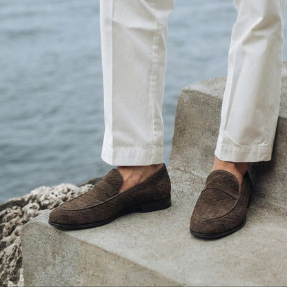 Loafer da uomo in camoscio intrecciato testa di moro, una calzatura dal fascino raffinato che unisce leggerezza estiva e stile classico.
La lavorazione ad intreccio in camoscio dona carattere e ricercatezza, mentre la morbidezza della pelle rende questo mocassino uomo artigianale particolarmente piacevole da indossare.
La fodera in vitello assicura comfort e traspirabilità, mentre la suola in cuoio fresata a mano valorizza la qualità della lavorazione e l’autentico Made in Italy.

Un loafer uomo estivo eleg